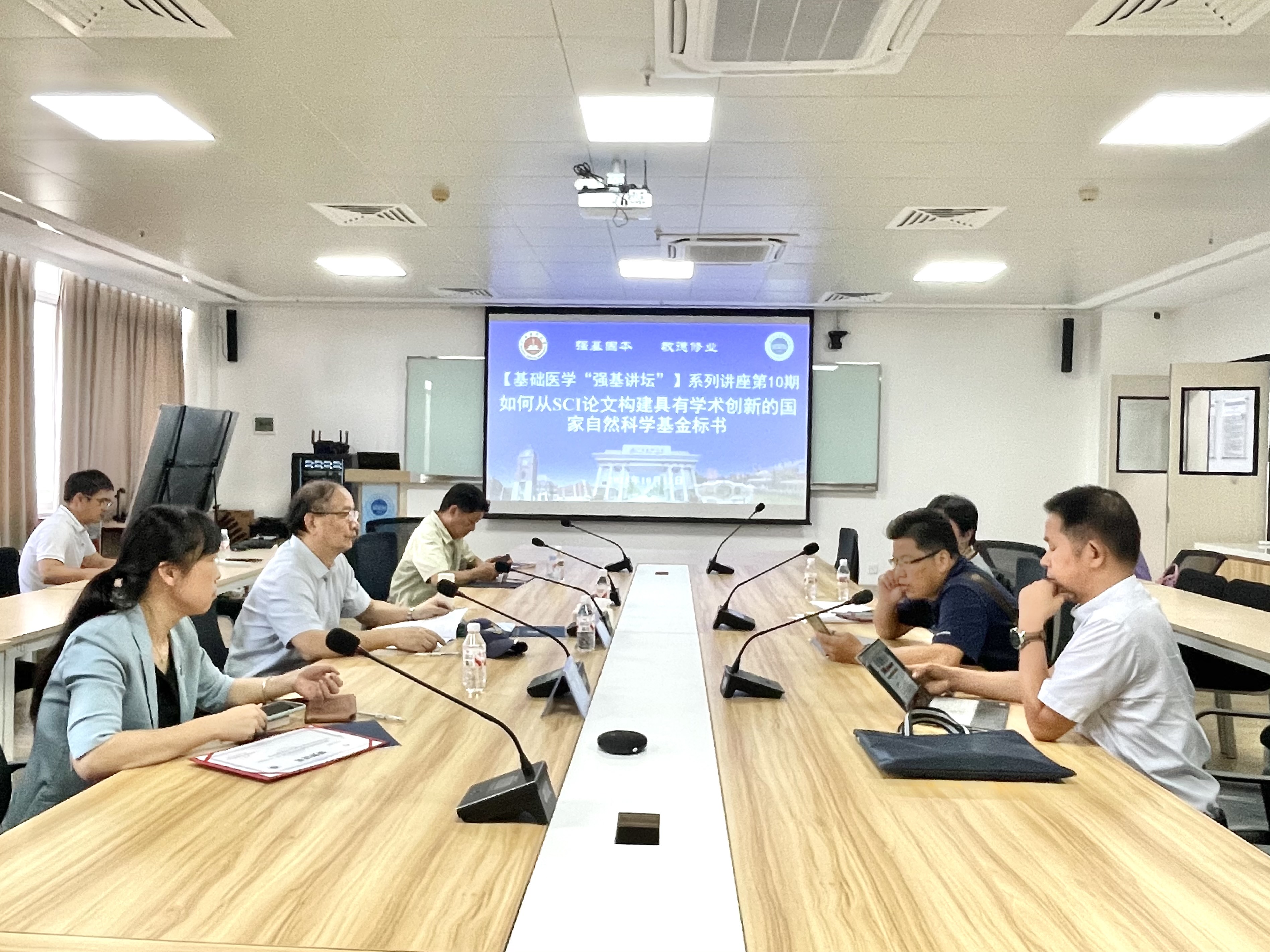 3-李继承教授为公司教师基金申报书进行指导.jpg